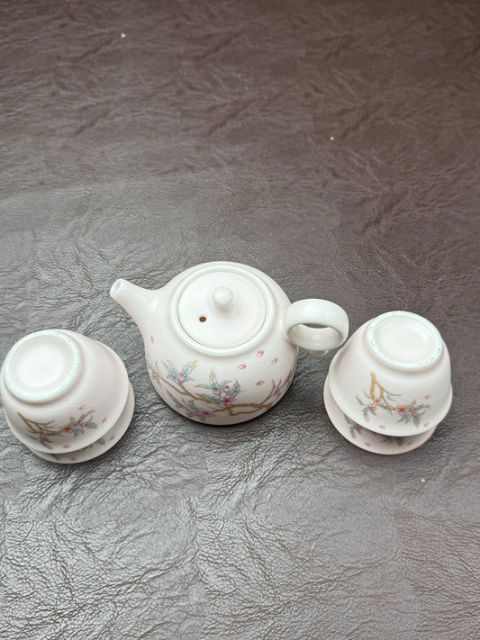 Teapot and four teacups